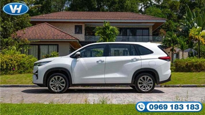 thue xe 7 cho toyota innova cross tai ha noi